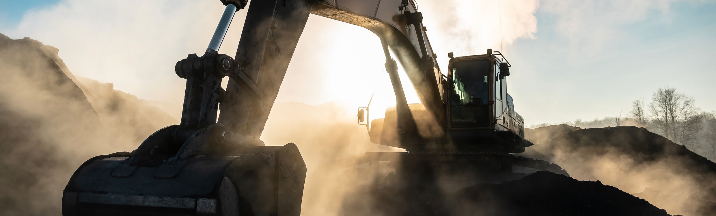 Excavator during earthworks in a very dusty working environment equipped with the Leica Xsight360 AI form recognition safety system.
